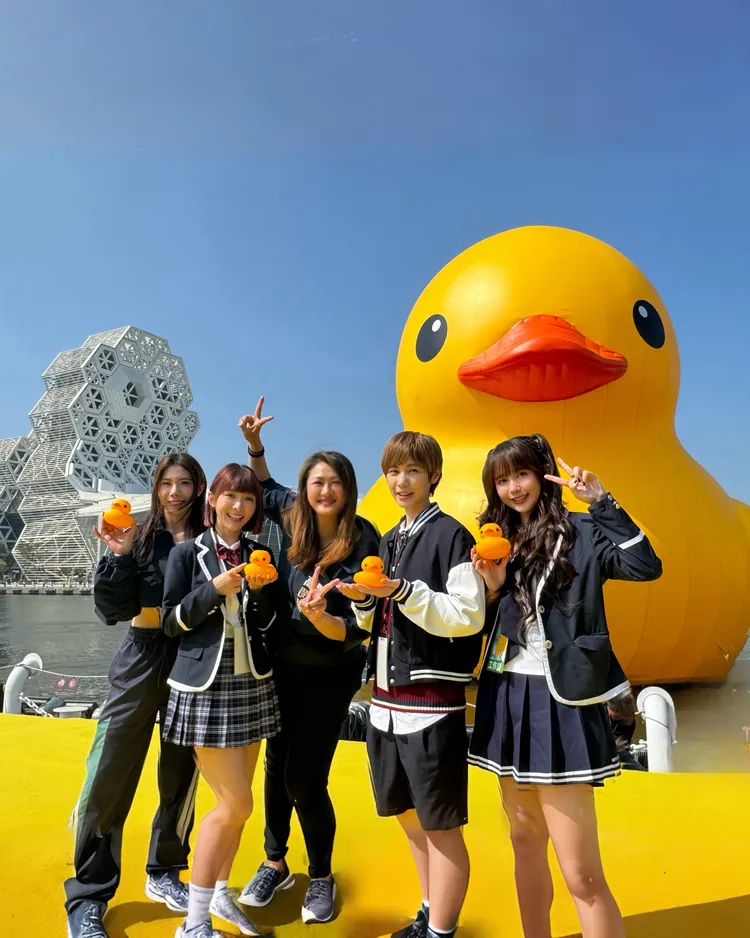 「BOOM！怪物星人」與觀光局長高閔琳。翻攝畫面