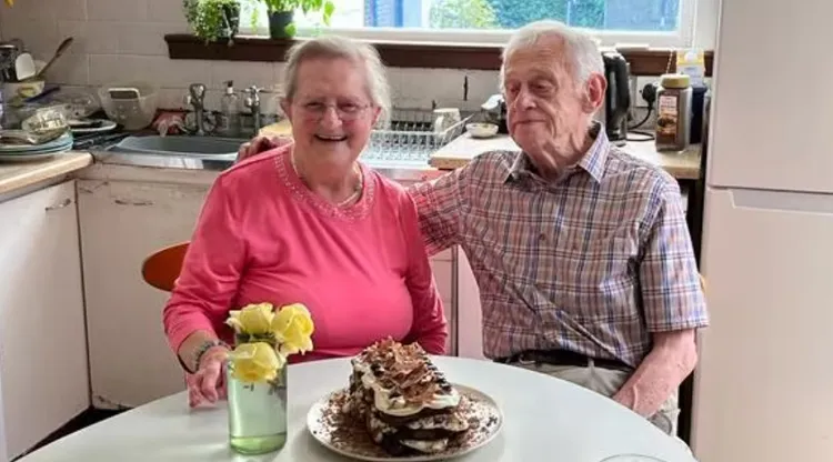 93歲「老人」摩根家庭生活和樂，圖為他與太太。翻攝臉書Richard Morgan Family