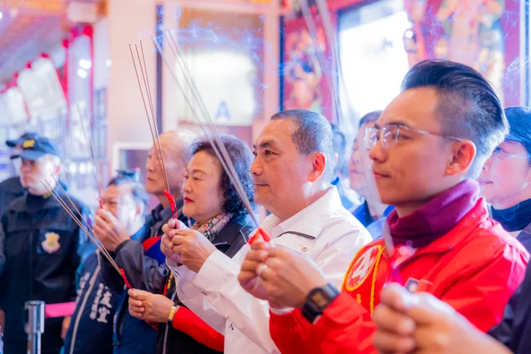 侯友宜陪同洪孟楷掃街。翻攝畫面