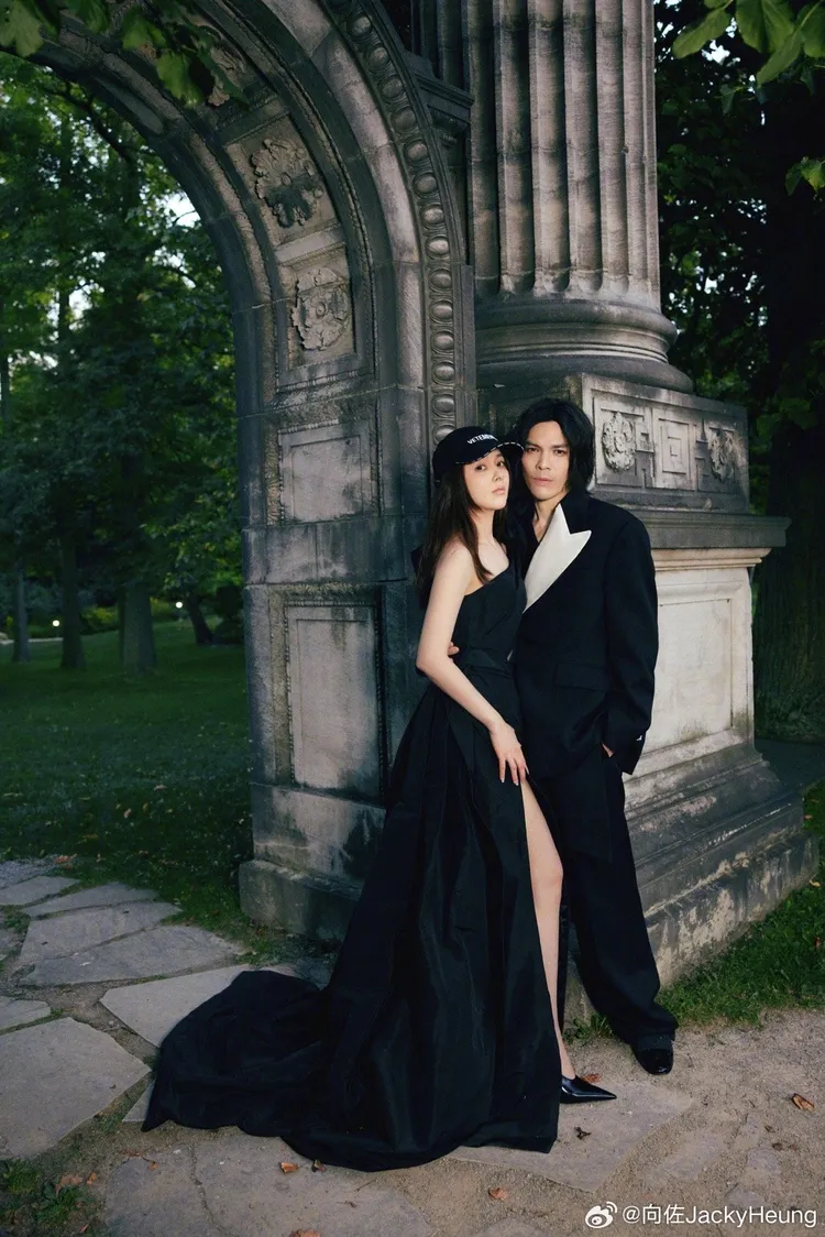 郭碧婷（左）和向佐去年參加多倫多影展，也在當地拍時尚大片。翻攝向佐微博