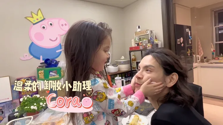 3歲的Cora學媽媽幫爸爸卸妝，外貌像混血兒。翻攝向佐微博