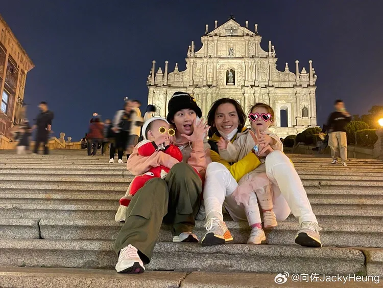 郭碧婷和向佐帶子女遊澳門。翻攝向佐微博