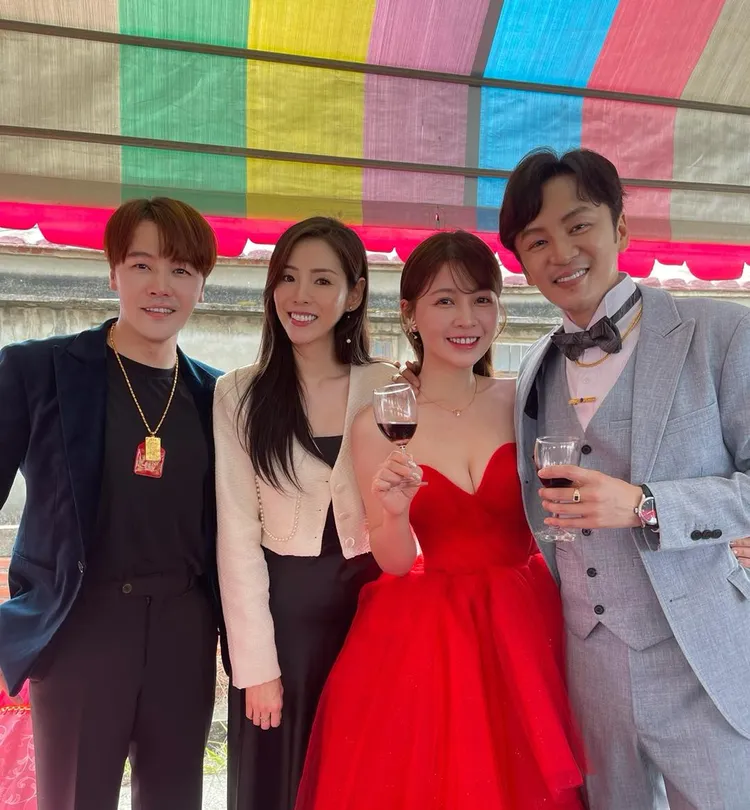 男星張書偉（右1）與女星謝京穎（右2）今舉辦訂婚宴，謝京穎穿著一身紅色低胸爆乳禮服喜氣洋洋。翻攝《黃文星》粉絲頁