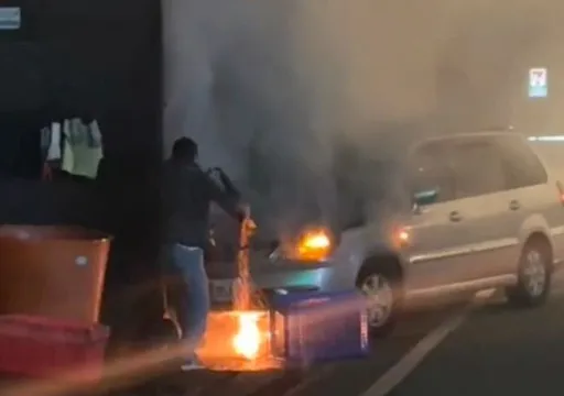 男駕車途中車底突冒煙起火　濕布滅火無效！民眾見狀急勸離