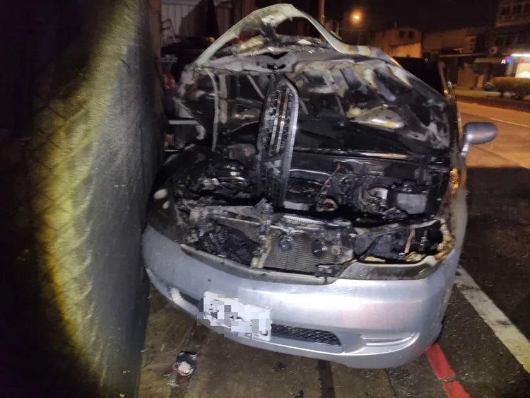 車輛引擎室被燒毀損。桃園市消防局提供