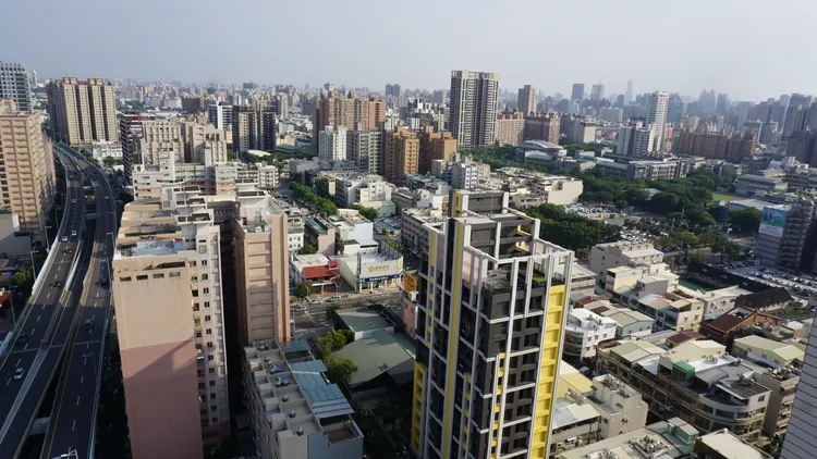 左營高鐵新屋房價未來可能朝向坐穩4字頭，甚至5字頭成交。資料照片