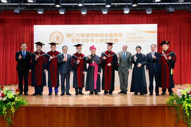 富邦集團董事長蔡明忠獲頒輔仁大學名譽法學博士學位，美國喬治城大學法學院院長 Mr. William Treanor(右四)及黃日燦律師(左四)、富邦金控蔡明興董事長(左三)、檢察總長邢泰釗(左一)、警政署長黃明昭(右二)同賀。富邦提供