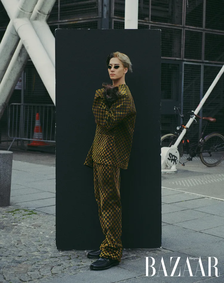 王嘉爾拍攝《Harper’s BAZAAR》封面。《Harper’s BAZAAR》提供