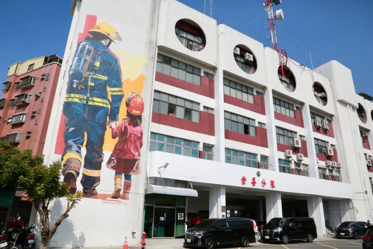 巨幅壁畫致敬警消，引發討論。市府提供