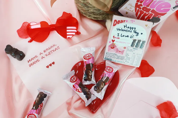 「KitKat LOVE小熊威化」超萌小熊外型，搭配3款隱藏版訊息與留言板設計。業者提供