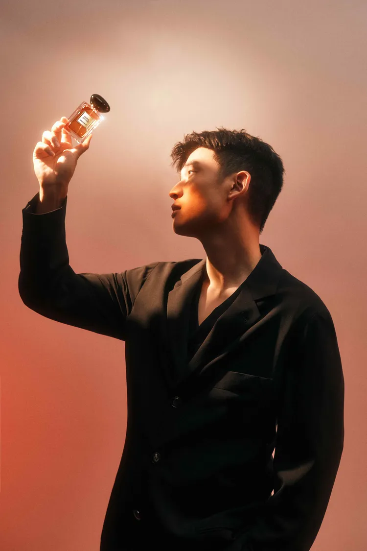 周興哲今年繼續擔任GA ARMANI PRIVÉ香氛摯友。品牌提供