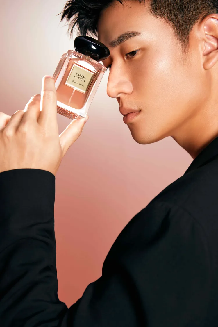 周興哲今年繼續擔任GA ARMANI PRIVÉ香氛摯友。品牌提供