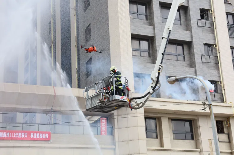 雲梯車救援。新竹縣消防局提供