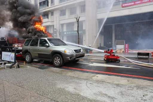 竹縣高樓救災演習 機器人滅火、70米雲梯車馳援救人好逼真