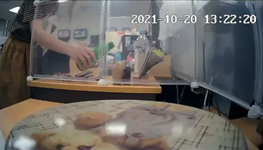 10月20日13:22張靖玲往水晶倒入液體。翻攝判決書