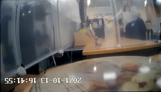 張靖玲隔著一張紙觸碰古女電源鍵。翻攝判決書