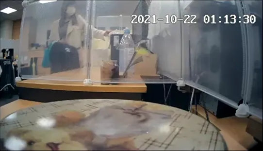 張靖玲隔著衛生紙觸碰古女電腦主機電源鍵，主機前浮貼有紙條寫著請勿關機。翻攝判決書