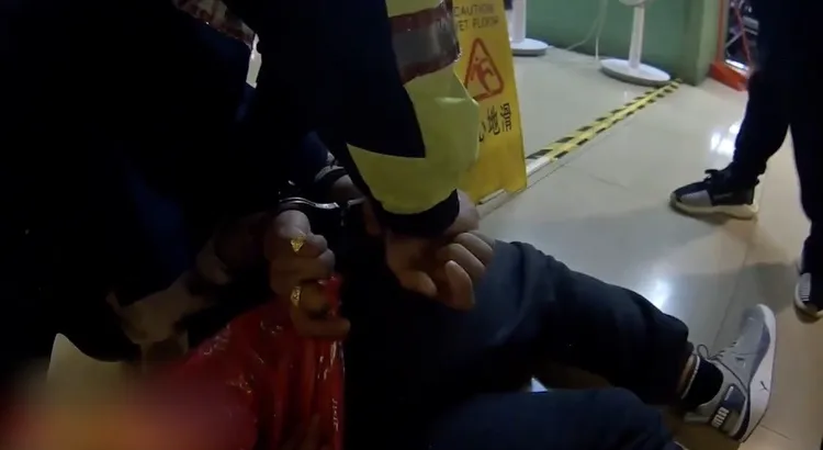 警方將他壓制逮捕。翻攝畫面