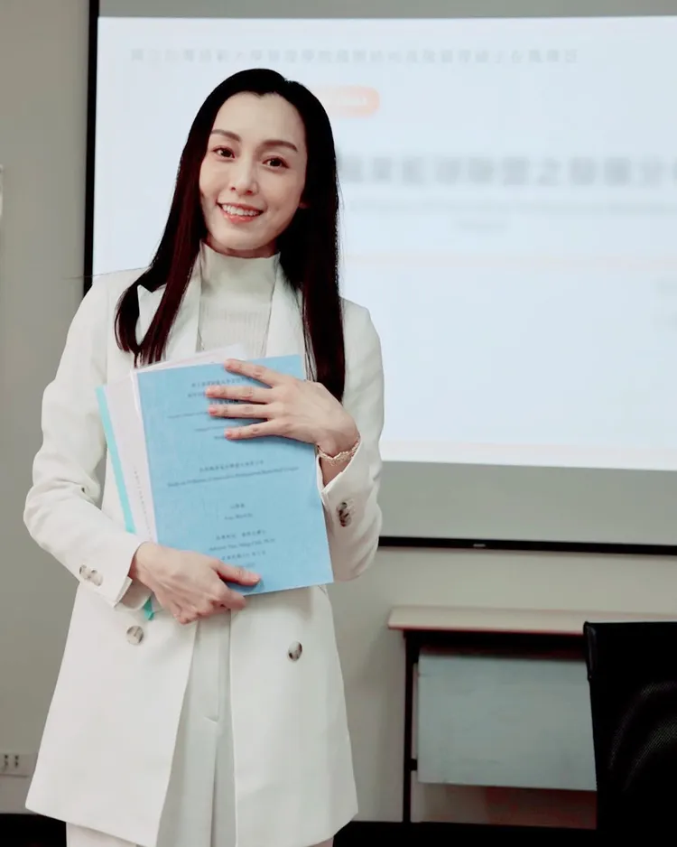 范瑋琪休息期間，攻讀台師大國際時尚高階管理碩士在職專班已順利畢業。翻攝范瑋琪臉書。