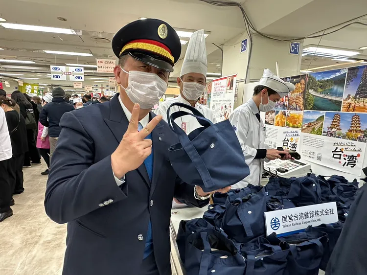 台鐵便當盒組今日限量600份，開賣2小時13分即搶購一空。台鐵提供