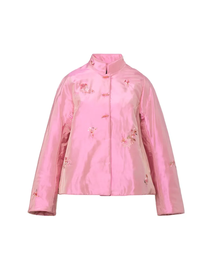 全真絲霧面綢緞立領刺繡外套，7萬1800元。品牌提供