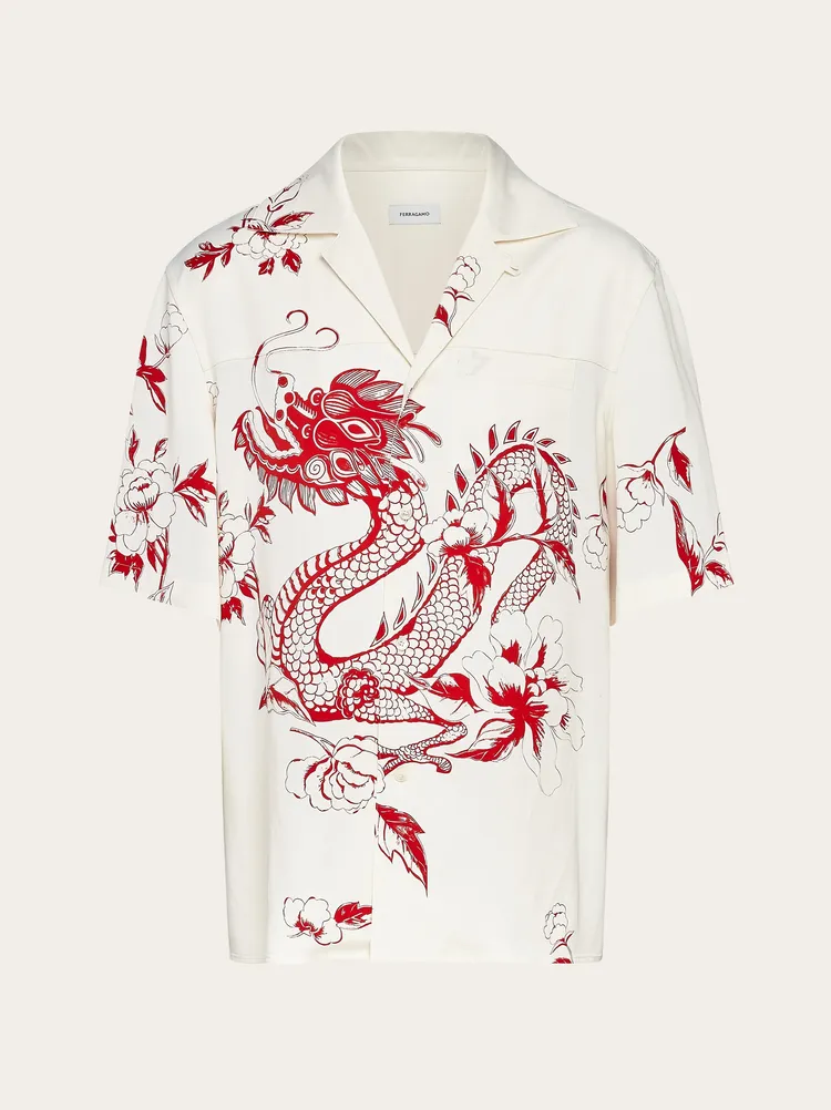 男士系列紅白龍紋印花短袖襯衫，4萬6900元。品牌提供