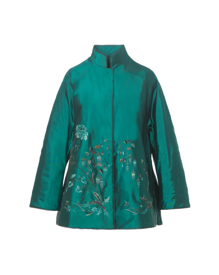 全真絲霧面綢緞立領刺繡外套，7萬1800元。品牌提供