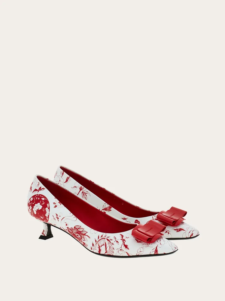 紅色Vera蝴蝶結龍紋印花低跟鞋，3萬8900元。品牌提供