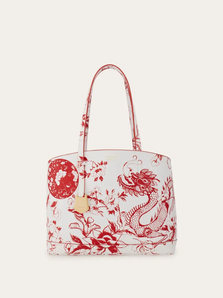 紅白龍紋印花托特包，6萬7900元。品牌提供