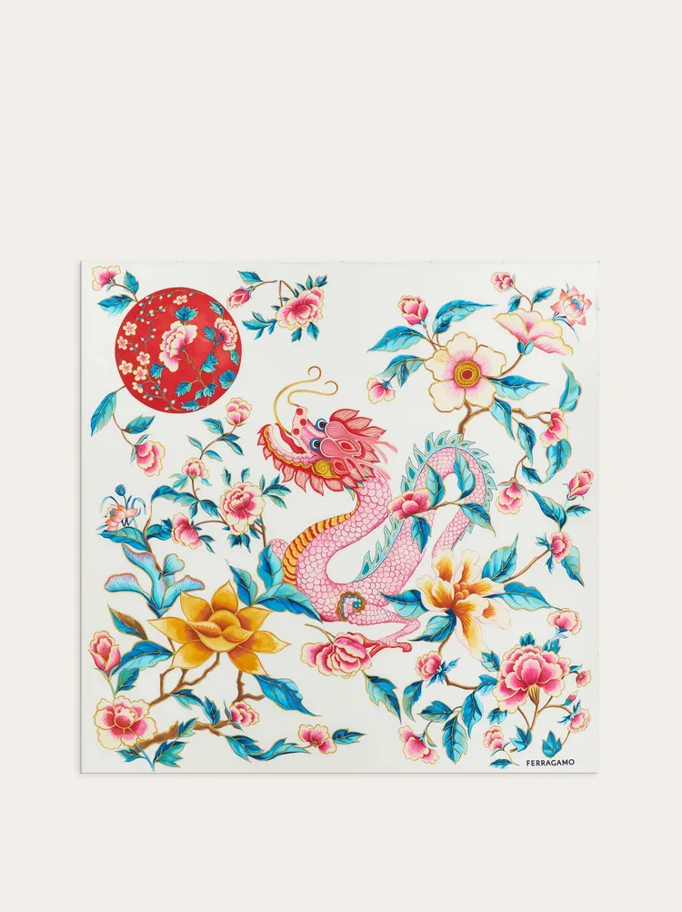 女士系列白底彩圖龍紋印花方巾，1萬6900元。品牌提供