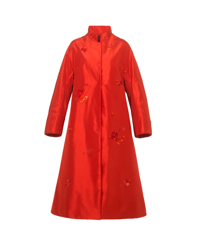 真絲綢緞立領刺繡大衣，10萬7800元。品牌提供
