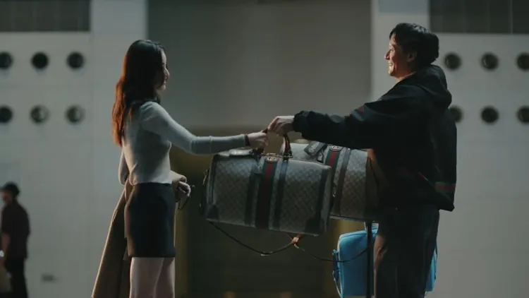 張震（右）與倪妮在機場錯拿對方的行李。翻攝影片