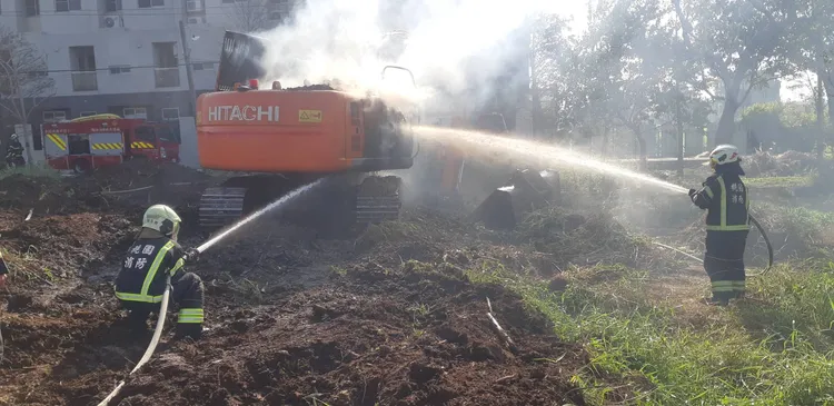 消防人員滅火。桃園市消防局提供