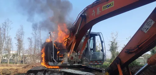 挖土機引擎室冒煙起火 司機緊急跳車逃生
