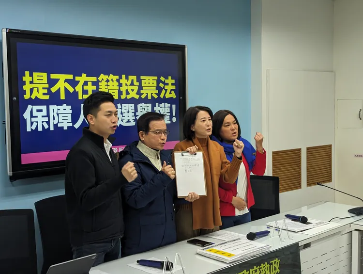 賴士葆今加入王鴻薇、廖偉翔、陳玉珍的記者會。蘇柏銓攝