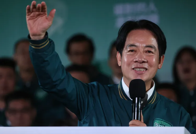 賴清德最後提醒，選戰已經過去了，身邊的親友無論支持的是誰，都要放下對立，互相擁抱，關心彼此，因為我們永遠是一家人。林林攝