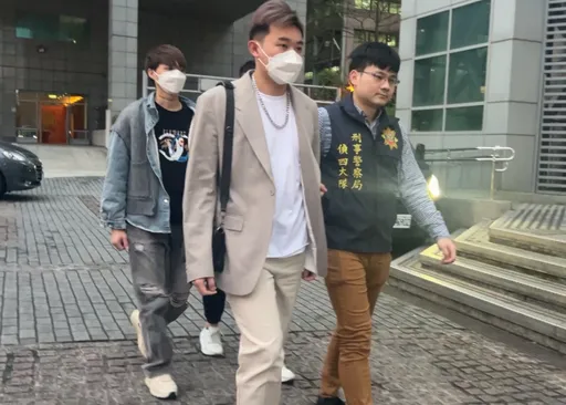 惡搞全聯、家樂福遭全民圍攻 活該!網紅詹姆士被帶回刑事局畫面曝光