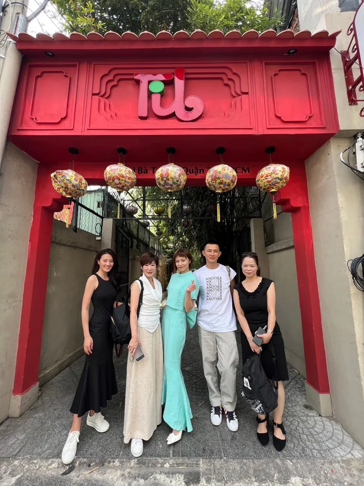 一行人抵達越南。民視提供