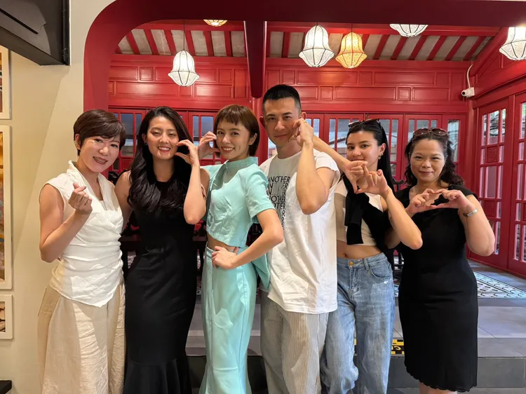 顏曉筠（左起）、民視主播李偵禎、王瞳、曾子益、蕭慧芬到越南參加亞洲電視大獎。民視提供