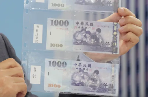 他拿「XD假鈔」到超商買菸!店員眼尖揪出貓膩 他竟拿酒瓶砸警下場超慘