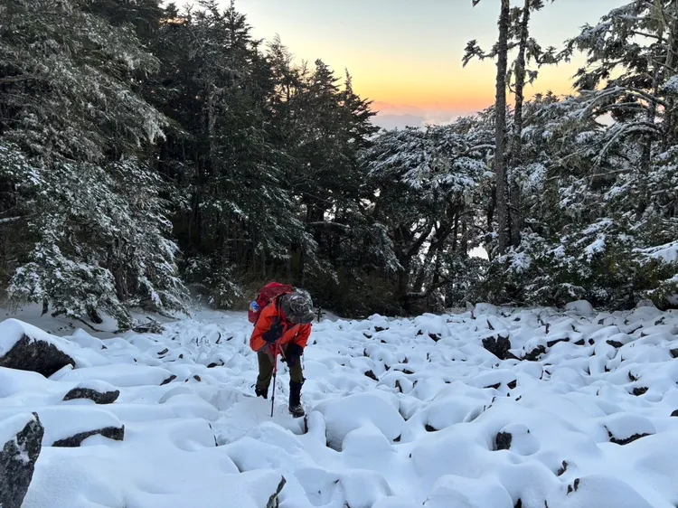 山上積雪深，登山客及救難人員步行不易。台中市消防局提供