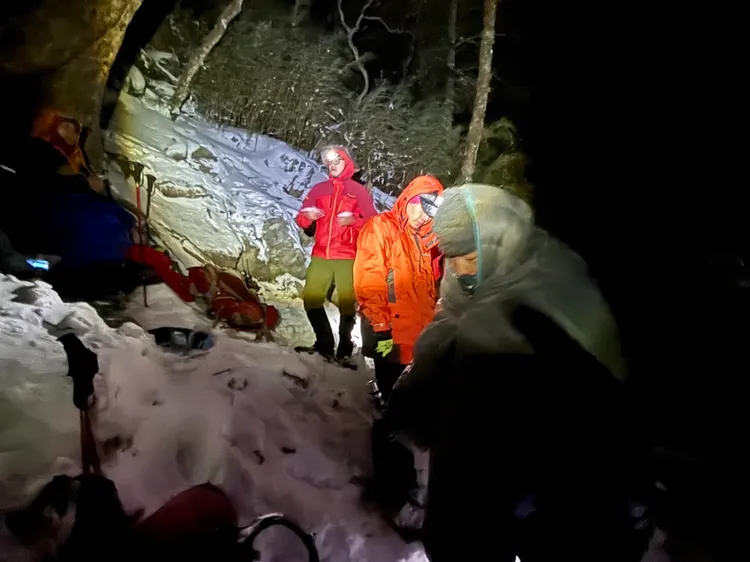 梨山分隊人員徹夜入山救援。台中市消防局提供