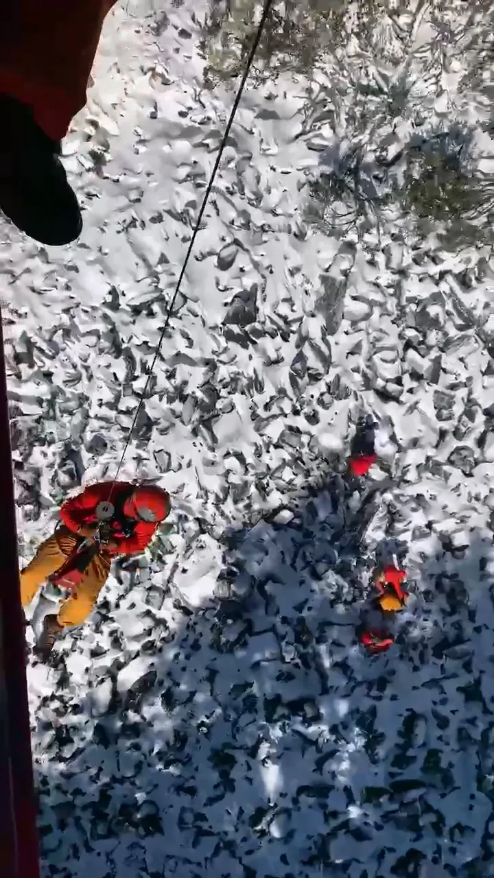 空勤直升機進行雪地吊掛任務。空勤總隊提供