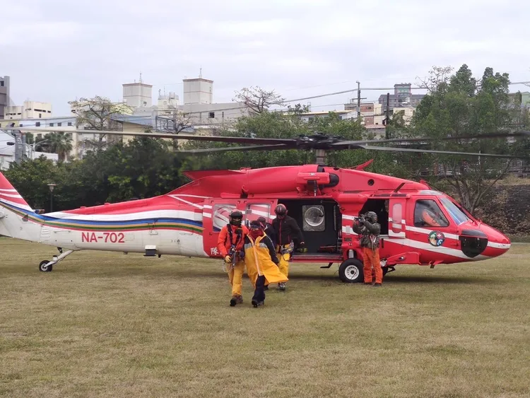 患者送醫治療。台中市消防局提供