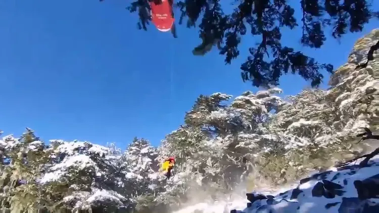 空勤直升機進行吊掛。台中市消防局提供