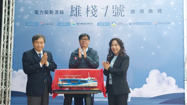 高雄市長陳其邁、台船董事長鄭文隆、輪船公司董事長黃淑美以「雄棧1號」模型船遞交象徵性完成交船。凃建豐攝