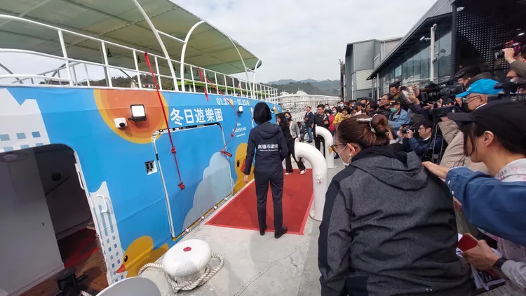 交通局張淑娟、輪船公司董事長黃淑美共同進行擲瓶祈福。凃建豐攝