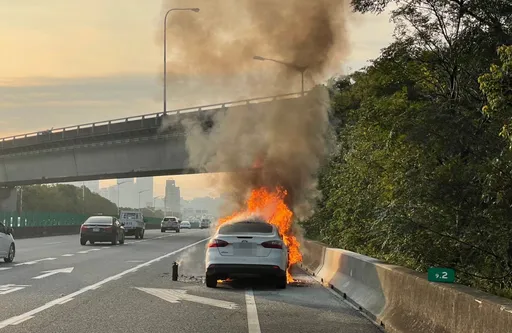 國道2號機場系統段火燒車 駕駛急停路肩逃生
