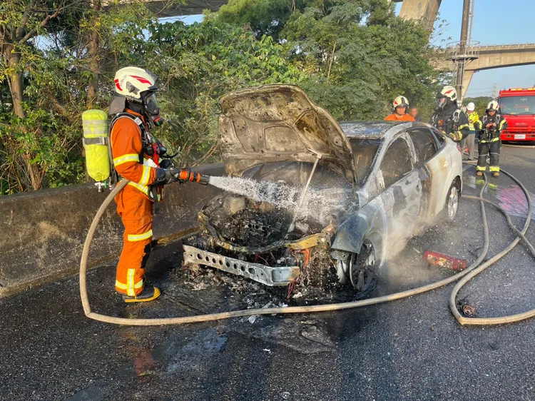 警消滅火。國道警方提供