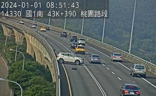 今日08時51分國1高架南向43.5公里發生1小自客車撞內護欄佔用內車道。高公局提供